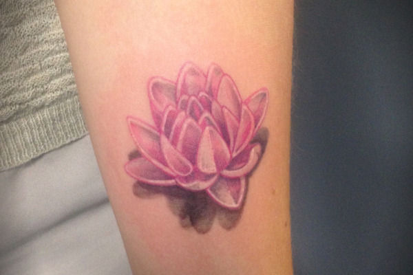 Photo d'un tatouage de fleur de lotus