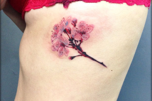 Photo d'un tatouage de fleurs de cerisiers