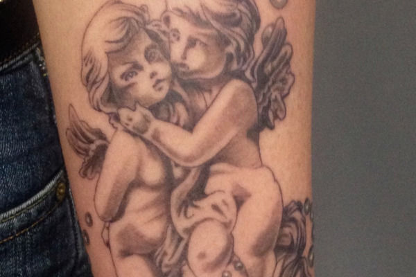 Photo d'un tatouage realiste d'anges