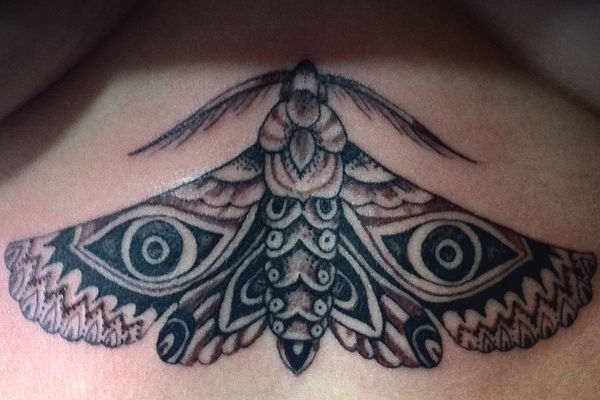 Photo d'un tatouage realiste de papillon de nuit