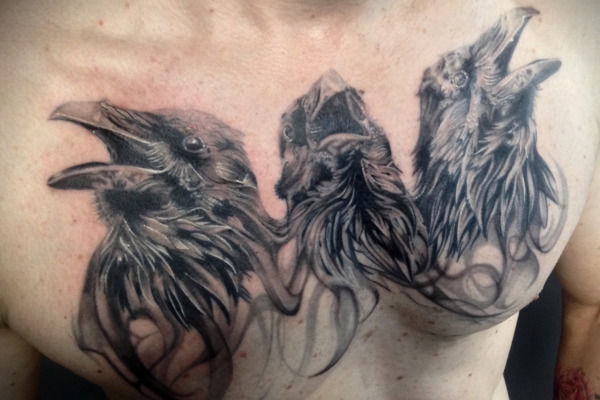 Photo d'un tatouage realiste de corbeaux en noir et gris par Virginie Tatouage