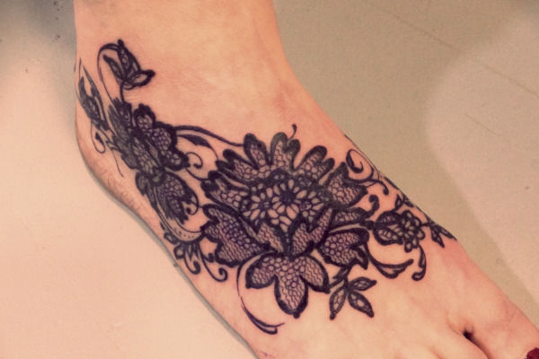 Tatouage de fleurs façon dentelle par Virginie Tatouage a Strasbourg