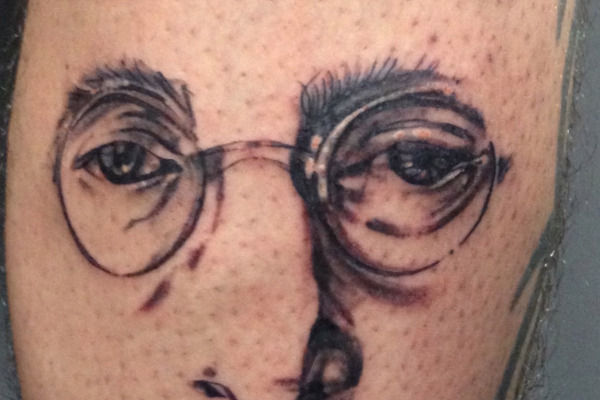 Tatouage d'un portrait de John Lenon par l'artiste Virginie tatouage a strasbourg