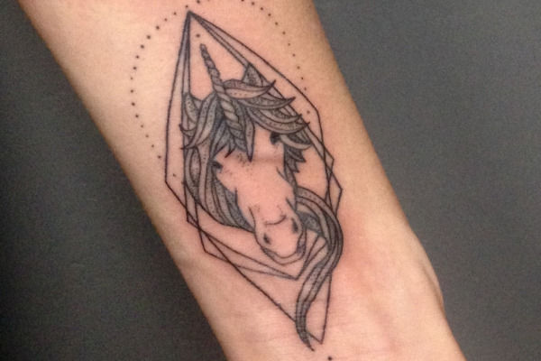 Tatouage d'une licorne par Virginie Tatouage a Strasbourg