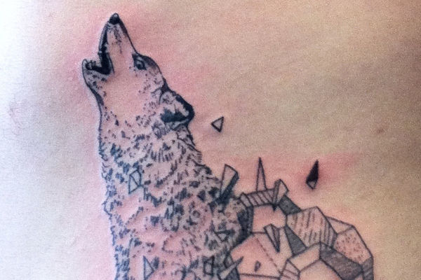 Tatouage d'un loup par Virginie Tatouage a Strasbourg