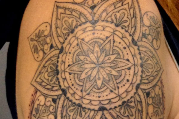 Tatouage d'un mandala par Virginie Tatouage Strasbourg