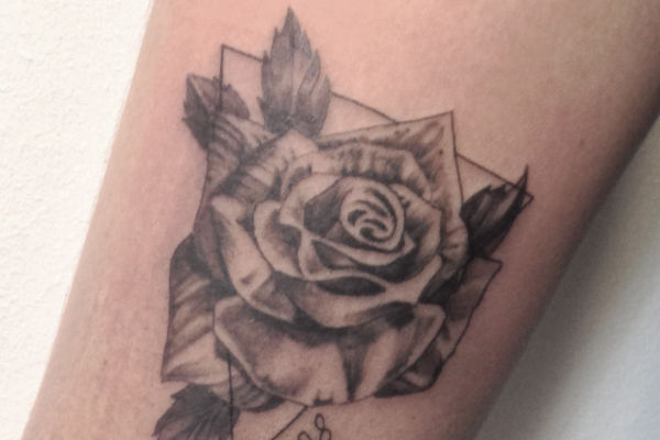 Tatouage realiste d'une rose par Virginie Tatouage Strasbourg