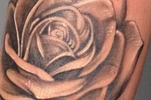 Tatouage realiste d'une rose par Virginie Tatouage