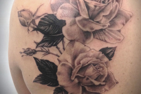 Tatouage realiste de roses en noir et gris par Virginie Tatouage à Strasbourg