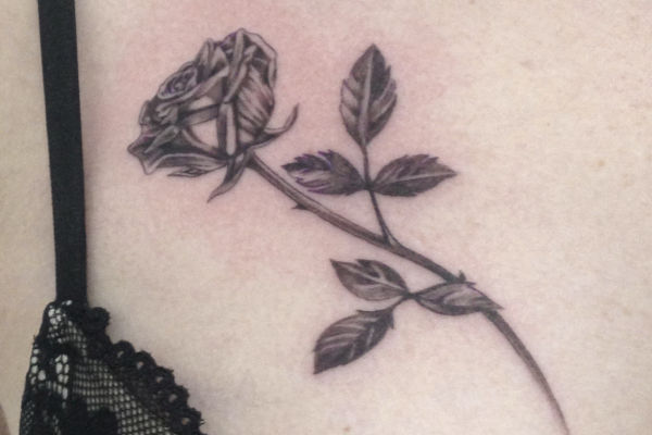 Tatouage d'une petite rose par Virginie a Strasbourg