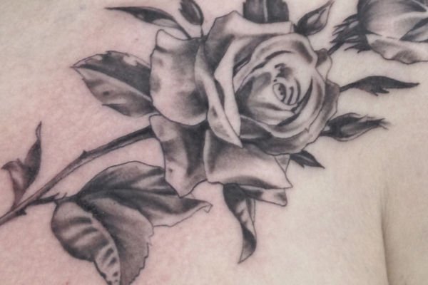 Tatouage de roses par Virginie Tatouages a Strasbourg