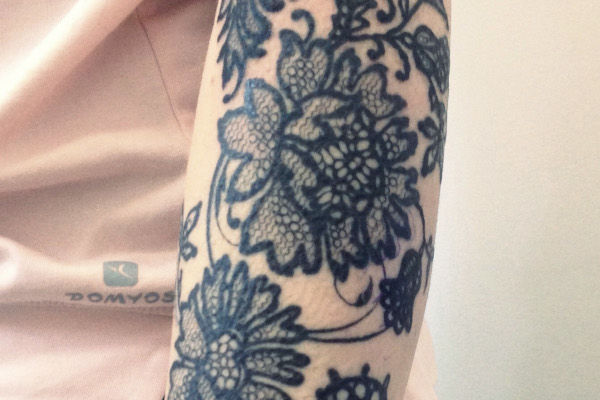 Tatouage de fleurs en dentelle par Virginie Tatouage a Strasbourg