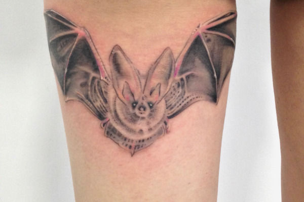 Photo d'un tatouage de chauve-souris par Virginie Tatouage a Strasbourg