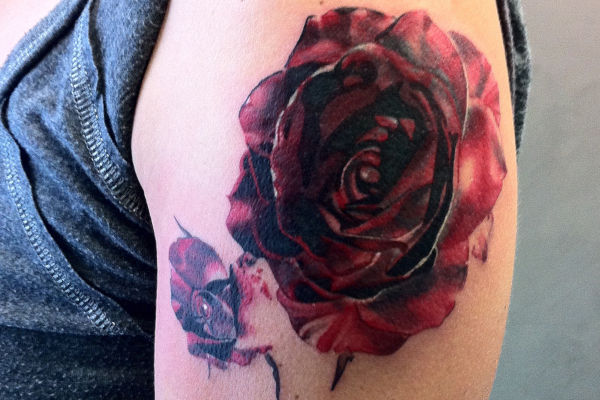 Cover avec une rose rouge par Virginie Tatouage