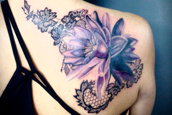 Tatouage de fleurs et de dentelle par Virginie Tatouage a Strasbourg