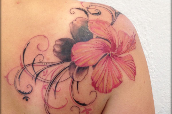 Tatouage de fleurs exotiques roses par Virginie Tatouage a Strasbourg