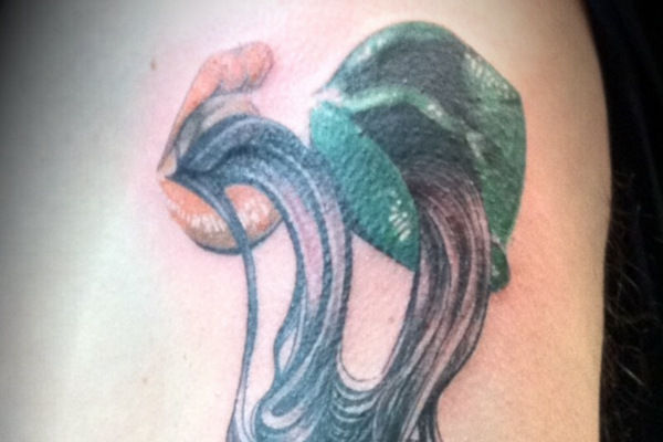 Tatouage surrealiste de bouches et de cheveux par Virginie Tatouage Strasbourg