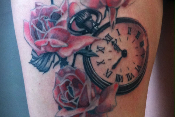 Tatouage d'une horloge et de roses par Virginie Tatouage a Strasbourg