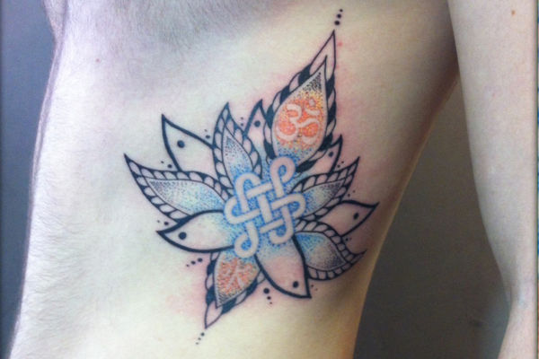 Tatouage graphique et coloré d'un mandala