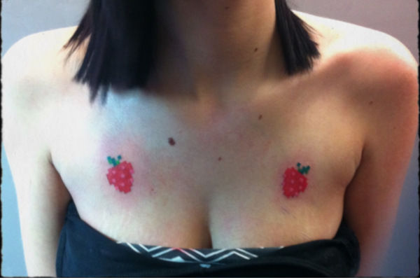 Tatouage de framboises façon point de croix ou pixel