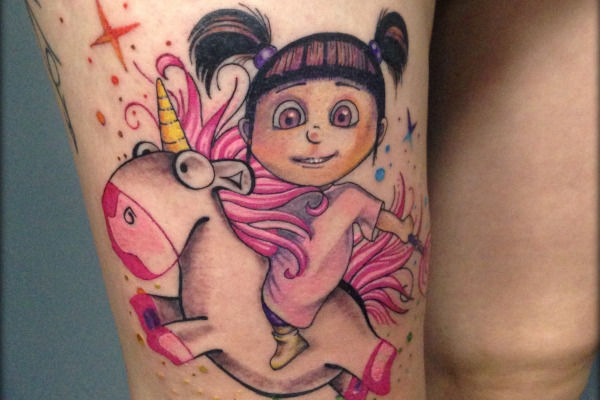 Tatouage d'une petite fille chevauchant une licorne