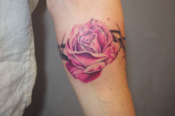 Tatouage gothic d'une rose avec des épines