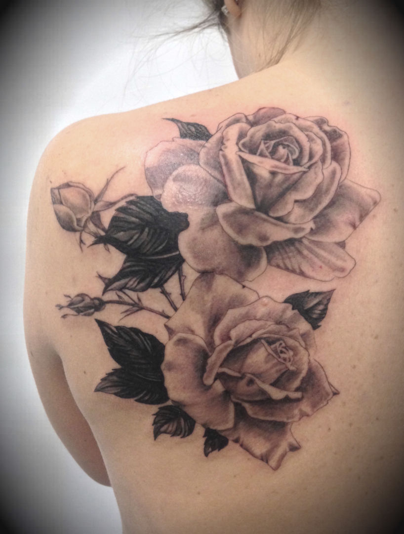 Back tattoo of realistic roses in black and grey by Virginie Tatouage Strasbourg