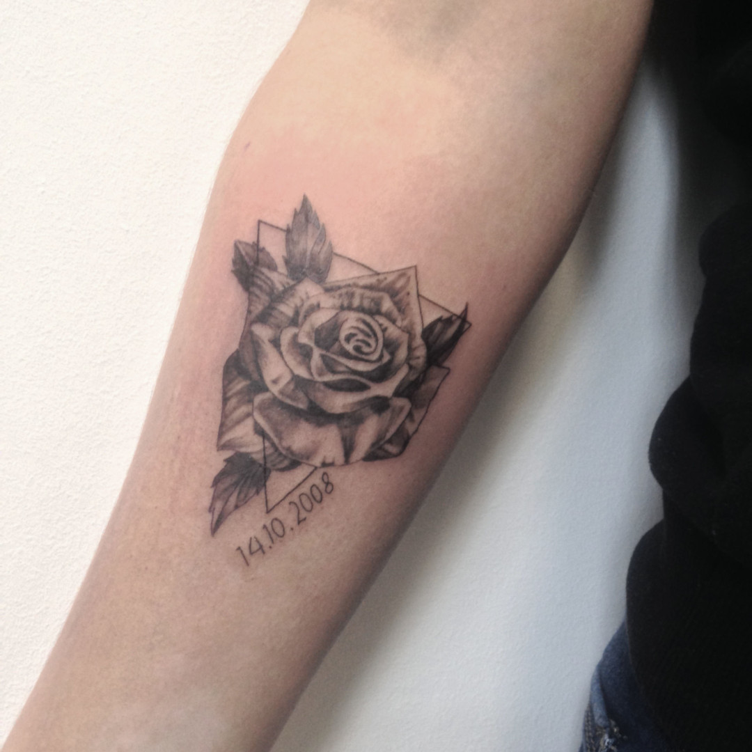 Realistic rose tattoo by Virginie Tatouage