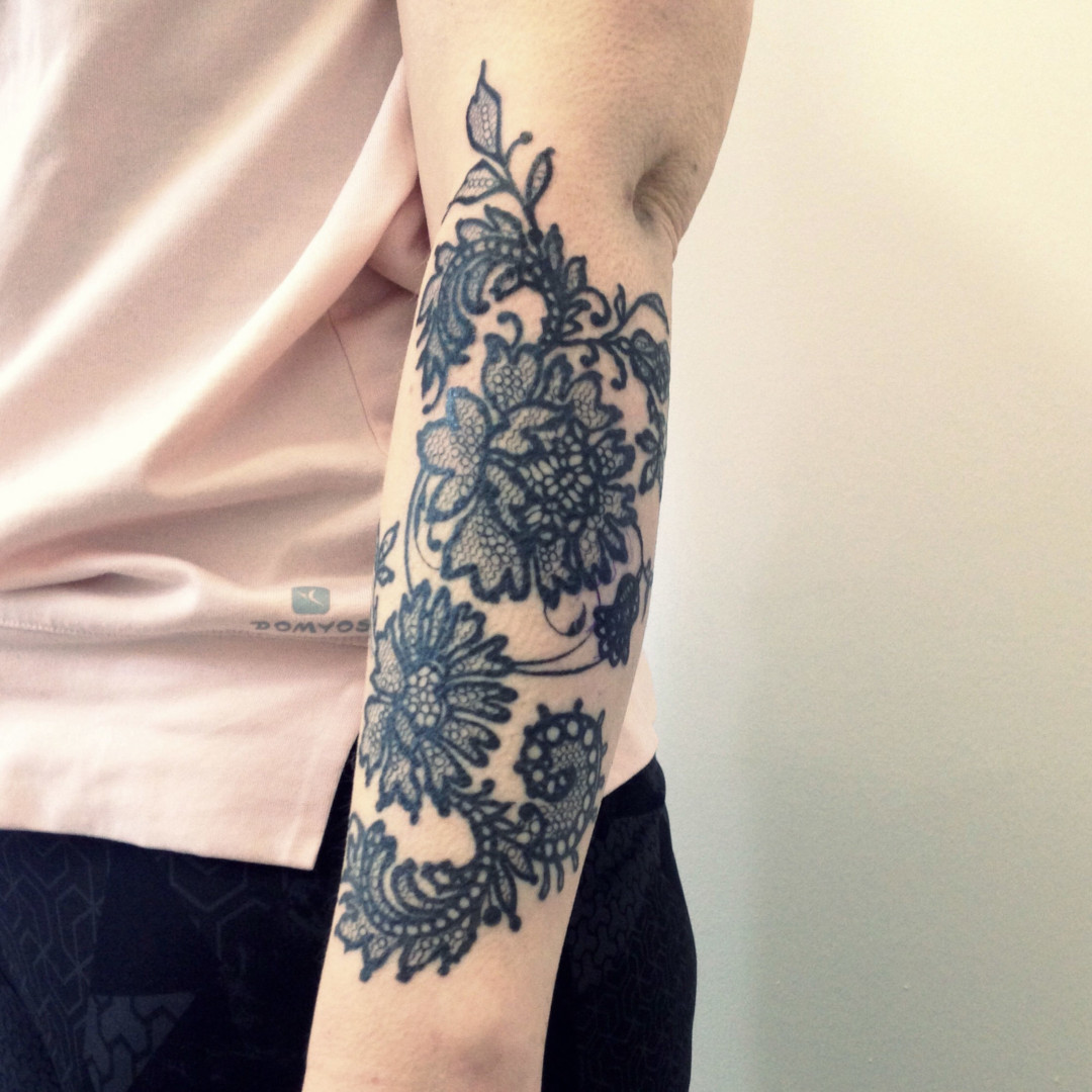 Flowers lace tattoo by Virginie Tatouage Strasbourg